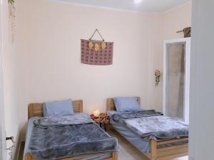 Zimmer mit 2 Einzelbetten und einem Kronleuchter in der Unterkunft Beduin Apartment with smart TV in downtown Cairo in Kairo