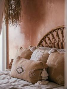 1 cama con almohadas en el dormitorio en Umdloti Boho Beach Villa, en Umdloti