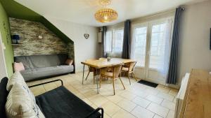Posezení v ubytování Appartement à quelques pas de la plage avec jardin