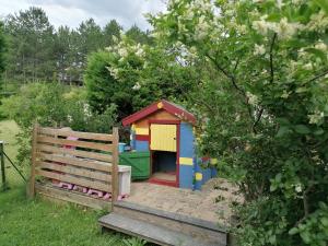 una casa de perros colorida sentada junto a una valla en LE CHAMOIS DORT, en Die