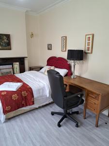 1 dormitorio con escritorio, 1 cama y escritorio en Luxury double bedroom London Seven Kings Train station en Londres