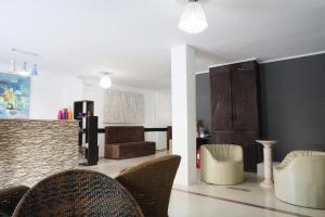 Nong PrueにあるAloft Hotel and Hostel Pattayaのリビングルーム(椅子、ソファ付)