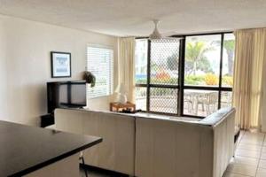 un ampio soggiorno con una grande finestra e un divano di 2 Bedroom Ocean View - Alexandria Apartments -Alexandra Headland a Maroochydore
