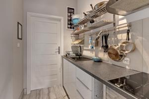 una piccola cucina con bancone e lavandino di Amber Baltic 2 by Grand Apartments a Gdynia