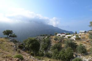 uma vista para uma montanha com casas numa colina em Pavlonya Bungalows em Muğla
