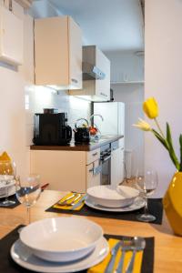 uma cozinha com uma mesa com placas brancas em Spacious Apartment in urban location em Hamburgo