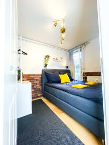 a bedroom with a blue bed with yellow pillows at Spacious Apartment in urban location in Hamburg