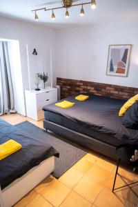 1 Schlafzimmer mit 2 Betten in einem Zimmer in der Unterkunft Spacious Apartment in urban location in Hamburg