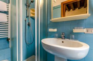 A bathroom at Hotel Ariel Silva