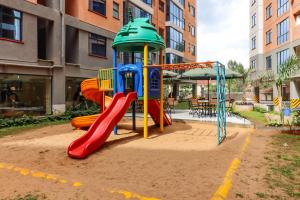 um parque infantil em frente a um edifício em msotsi homes 3 em Nairobi