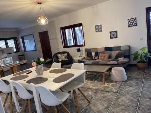 Catloc & Kitcat Alojamento Local في Costa de Além: غرفة معيشة مع طاولة وأريكة