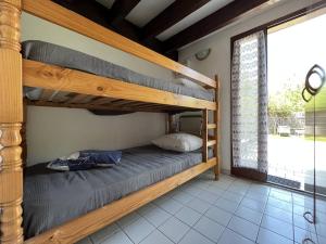 1 Schlafzimmer mit 2 Etagenbetten und einem Fenster in der Unterkunft Villa Saint-Cyprien, 2 pièces, 6 personnes - FR-1-106-88 in Saint-Cyprien