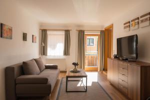Televízia a/alebo spoločenská miestnosť v ubytovaní Appartements Gadenstätter