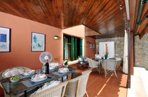 jadalnia ze stołem i krzesłami w obiekcie Villetta Golf Holidays w mieście Soiano del Lago