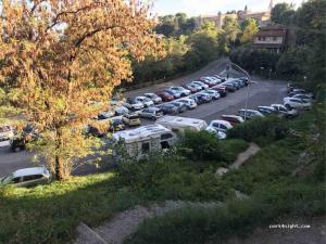 Un parking avec un tas de voitures garées dans l'établissement Casa Faustina, à Pérouse