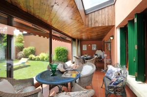 索亞諾德拉戈的住宿－Villetta Golf Holidays，户外庭院配有桌椅。