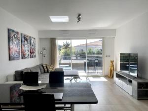 een woonkamer met een bank en een tafel bij Exclusive Resort Saint-Tropez in Saint-Tropez