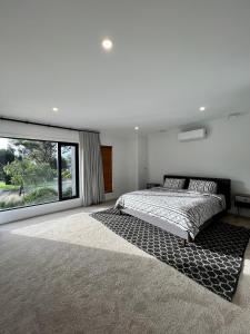 1 dormitorio con cama grande y ventana grande en Sun and Sea Holiday Home en Cowes