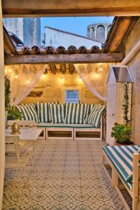 an outdoor patio with two benches and a table at Appartement-Terrasse Centre Historique in Uzès