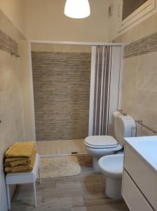 パキーノにあるCasa Simoのバスルーム(トイレ、洗面台、シャワー付)