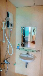 een badkamer met een wastafel en een spiegel bij An's Oceanus in Nha Trang
