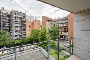 uma varanda com vista para os edifícios em White Cascade Realty Apartment em Budapeste