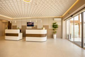 TV a/nebo společenská místnost v ubytování Royal Bay Resort - All Inclusive and Free beach accsess