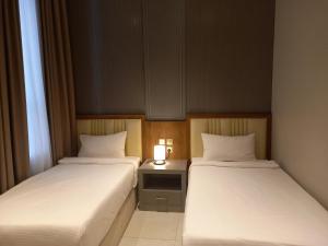 two beds in a hotel room with two bedsskirts at سمت للشقق المخدومة السلام in Riyadh