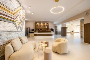 uma sala de estar com duas cadeiras e uma lareira em Royal Bay Resort - All Inclusive and Free beach accsess em Balchik