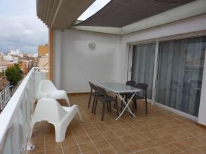 balkon ze stołem i krzesłami w obiekcie Mediterrania Marina w mieście Puerto de Sagunto