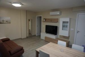 salon z kanapą i telewizorem w obiekcie Mediterrania Marina w mieście Puerto de Sagunto