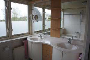 een badkamer met 2 wastafels en 2 spiegels bij Marretoer in Uitwellingerga
