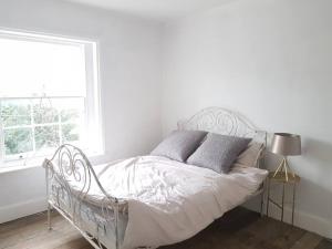 Postel nebo postele na pokoji v ubytování Cheltenham Townhouse - 3/4 bed + 8 fotografií