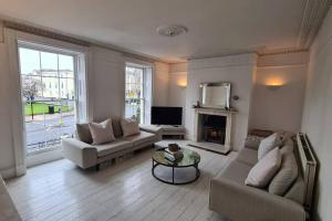 Posezení v ubytování Cheltenham Townhouse - 3/4 bed