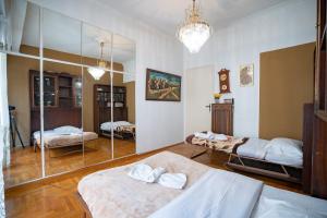 1 dormitorio con 2 camas y espejo en Pagrati 2 bedrooms 5 persons apartment by MPS, en Atenas