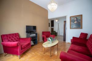 sala de estar con sillas rojas y mesa en Pagrati 2 bedrooms 5 persons apartment by MPS, en Atenas