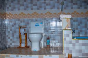 uma casa de banho com um WC e uma parede em azulejo em Amanya Star Bed Amboseli em Amboseli