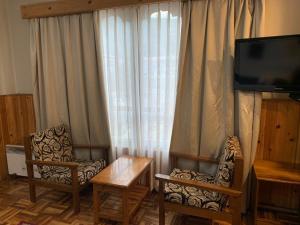 TV a/nebo společenská místnost v ubytování Khamsum Inn