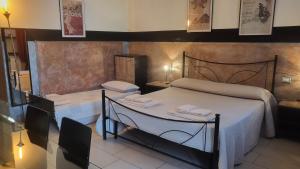 een kamer met een bed en een tafel met handdoeken bij Saint Martin's House in Vigevano