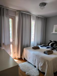 トゥルクにあるPieni kaksio viihtyisässä Martissaの白いベッドと窓のある寝室