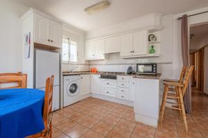 A kitchen or kitchenette at Marblau 3