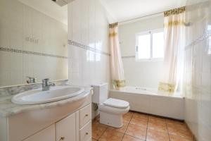 A bathroom at Marblau 3