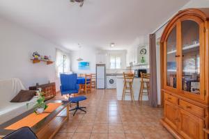 A kitchen or kitchenette at Marblau 3