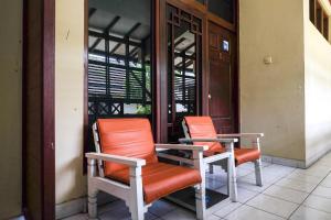 Część wypoczynkowa w obiekcie Urbanview Hotel Syariah Wisnugraha by RedDoorz