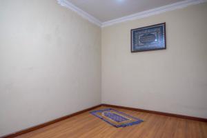 Telewizja i/lub zestaw kina domowego w obiekcie Urbanview Hotel Syariah Wisnugraha by RedDoorz