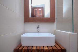 Łazienka w obiekcie Urbanview Hotel Syariah Wisnugraha by RedDoorz