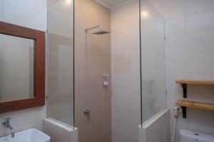 Łazienka w obiekcie Urbanview Hotel Syariah Wisnugraha by RedDoorz