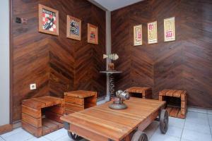 Część wypoczynkowa w obiekcie Urbanview Hotel Syariah Wisnugraha by RedDoorz