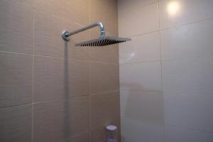 Łazienka w obiekcie Urbanview Hotel Syariah Wisnugraha by RedDoorz