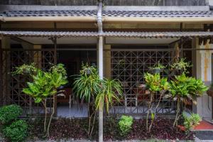 Ogród w obiekcie Urbanview Hotel Syariah Wisnugraha by RedDoorz